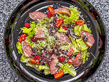 Салат з копченою качкою та маринованими шишками