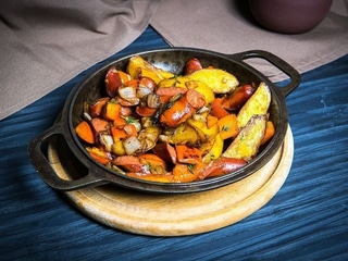 Пательня з мисливськими ковбасками