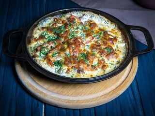 Пательня з телятиною у вершковому соусі