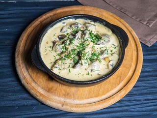 Пательня з курячою печінкою у вершковому соусі