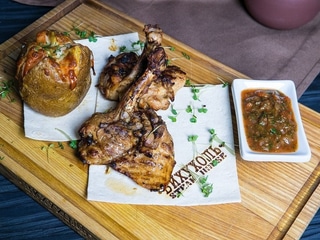 Куряче стегно з печеною картоплею