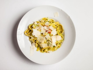 Čerstvé Tagliatelle s kuřecím masem, rajčaty a rukolovým pestem s parmezánem