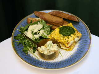 Омлет з моцареллою та соусом песто