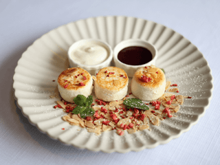 Сирники безглютенові зі сметаною та ягодами