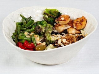 Боул з пряними креветками, вершковим рисом та овочами