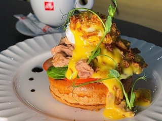 Яйце Бенедикт з качкой конфі 