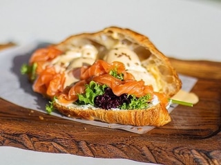 Ранковий круасан  з лососем 
