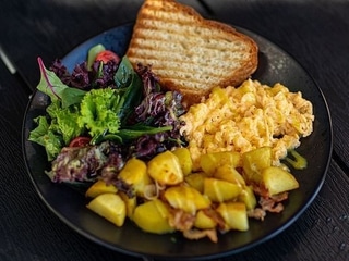 Ранковий скрембл з картоплею та беконом