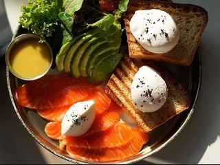 FOREVER YOUNG: сніданок з лососем та авокадо