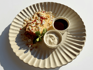 Бабусина запіканка з курагою, ягодами та сметаною