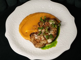 Стейк "По-київськи" із запеченої цвітної капусти  з овочевим пюре