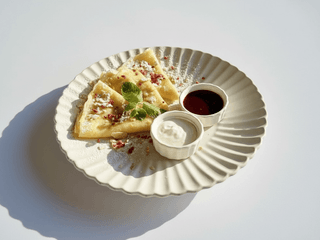 Млинці з ягідним соусом або сметаною