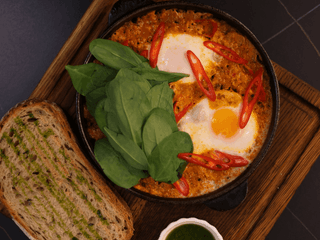 Шакшука з соусом болоньєзе