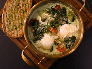 Шакшука з повітряним мусом з броколі