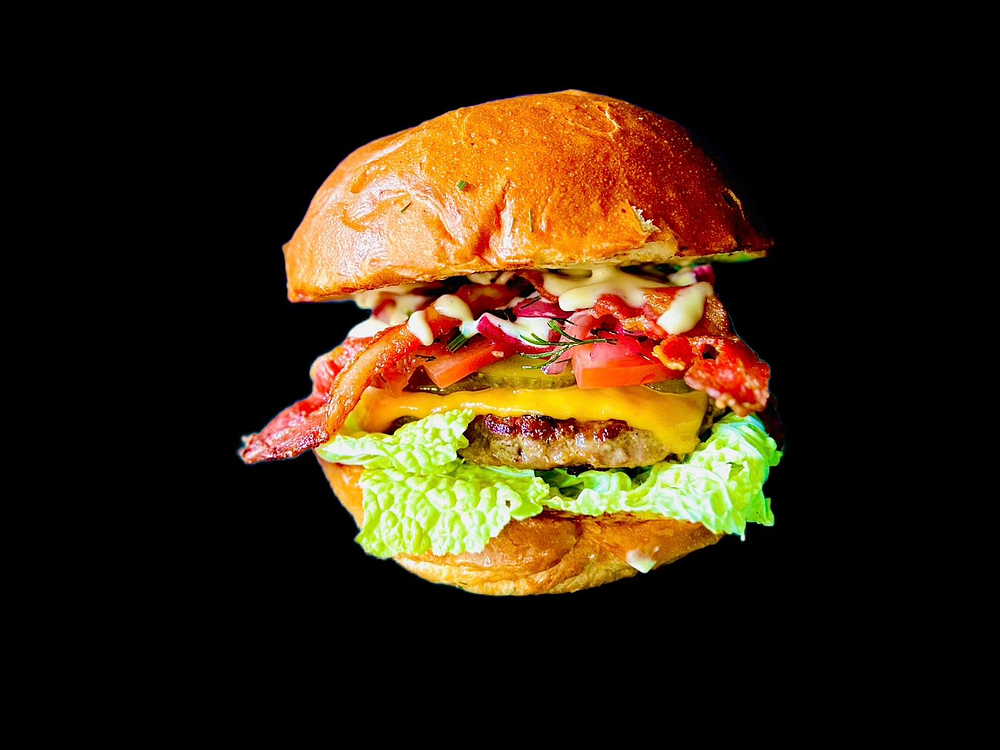 Бургер з яловичою котлетою і беконом