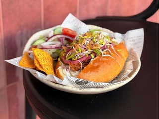 Hot dog z wieprzowiną bbq - limitowana oferta na marzec