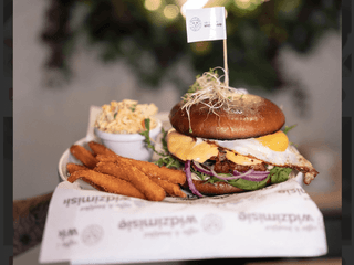 Burger z wieprzowiną w sosie bbq