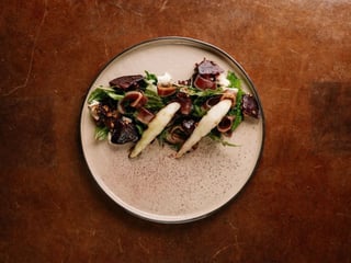 Салат з вʼяленою качкою, грушею та підкопченим буряком