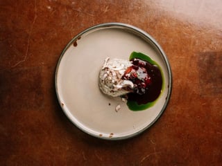 Перепілка у винному соусі з трюфельним пюре та печерицями