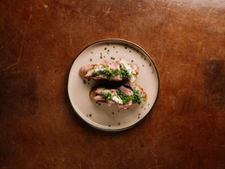 Брускета з татакі яловичиною та вугрем