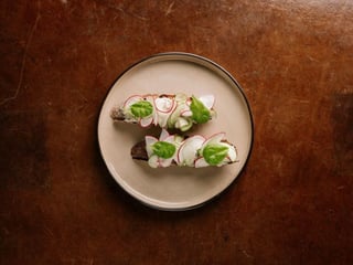 Брускета з рієтом з форелі та свіжими овочами