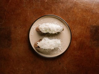 Брускета з страчателлою та артишоком