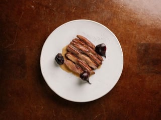 Качине філе з соусом жу та молодим буряком конфі