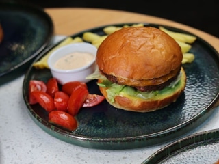 Beyond Burger сет з картоплею, томатами, BBQ