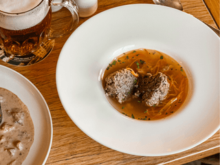 SLEPIČÍ VÝVAR S JÁTROVÝM XL KNEDLÍKEM