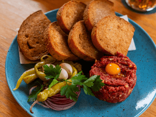 150 g HOVĚZÍ TATARÁK NÁMI OCHUCENÝ