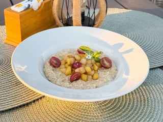 Каша вівсяна цільнозернова з сезонними фруктами