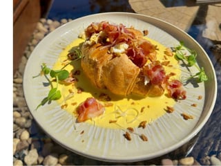 Скрембл в круасані з беконом