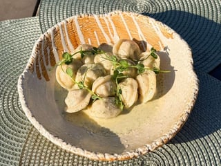 Пельмені домашні з мʼясом в сметаному соусі