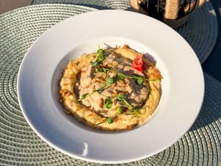 Язик яловичий з пюре та вʼяленими томатами