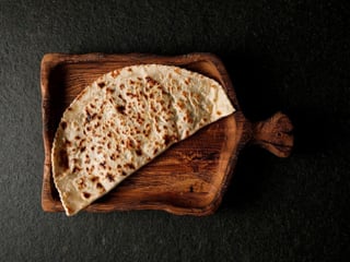 Янтик з бараниною, томатами та сиром