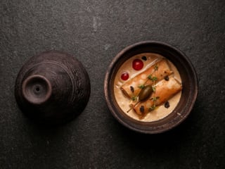 Запечені налисники зі шпинатом та грибами у тажині