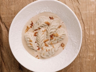 Кюрзе з куркою, вершковим соусом та кріспі цибулею
