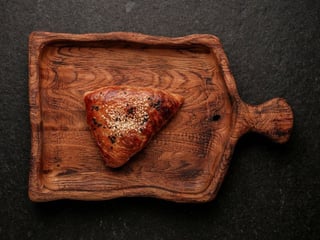 Самса з сиром, шпинатом та смаженою цибулею