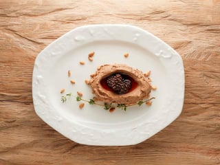 Паштет з курячої печінки з трюфельним маслом та варенням з ялинових шишок