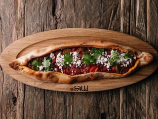 Піде з печеними овочами, бринзою та кремом з печеного часнику