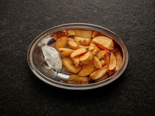 Картопляні дольки з часниковим лабне