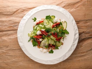 Зелений салат з бринзою та кедровими горішками