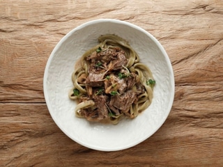 Локшина лагман з томленими щічками у вершковому соусі