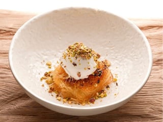 Кюнефе з лабне, морозивом та фісташкою