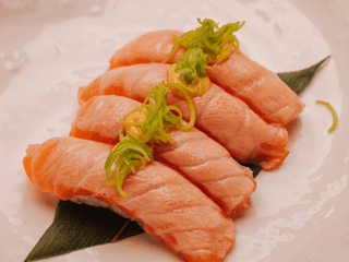 Nigiri łosoś aburi