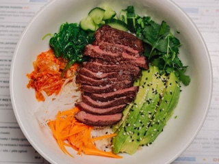 Poke bowl z polędwicą