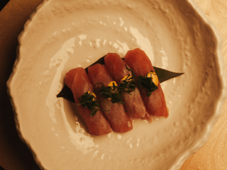 Nigiri tuńczyk tataki