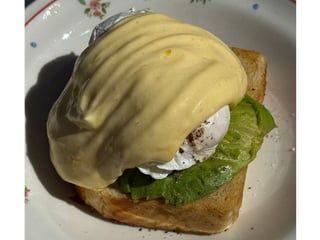 Wege jajka po benedyktyńsku z awokado na grzance z chleba brioche