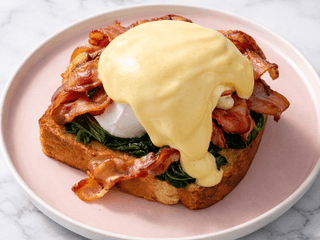 Jajka po benedyktyńsku z boczkiem na grzance z chleba brioche