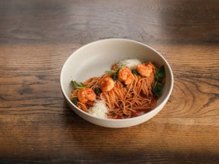 Спагеті в томатному соусі з креветками та песто